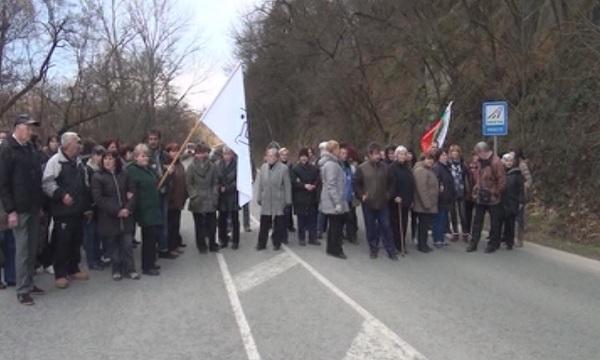 Шивачки блокираха подбалканския път София - Бургас