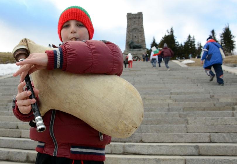 Хиляди се изкачиха на връх Шипка за Националния празник