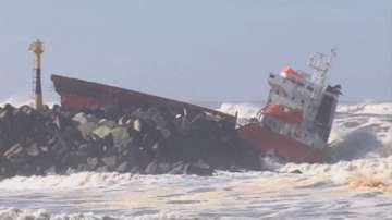 Франция алармира за екокатастрофа заради заседнал кораб