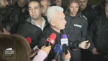 Сидеров опитва да влезе в Арена Армеец, полицията го спира