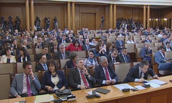 Скандал отложи гласуването на ветото на Закона за МВР (ОБЗОР)