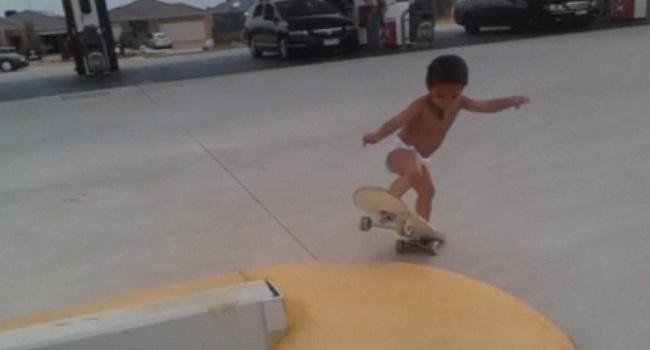 Без коментар - вижте как 2-годишно дете впечатли със скейтборд умения