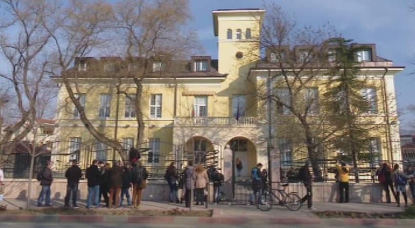 Млади творци протестираха срещу директорката на художествената гимназия в Сливен