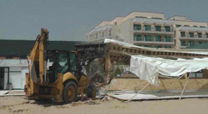 Започна събарянето на незаконни обекти по плажа в Слънчев бряг