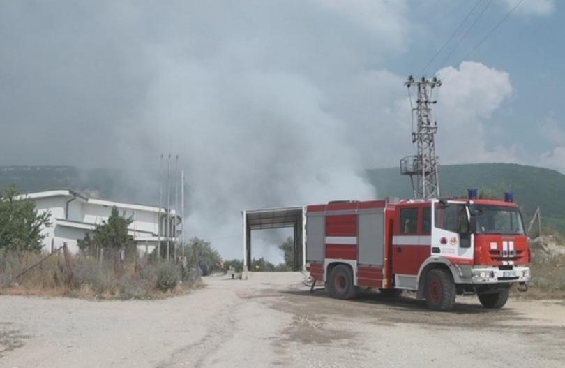 Гасенето на пожара в шуменското сметище продължава