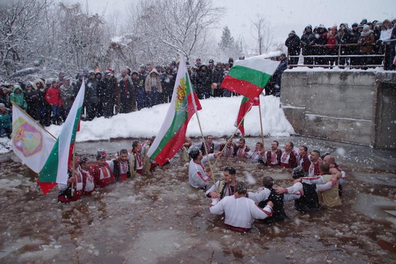 И в Зверино се хванаха на ледено хоро (ГАЛЕРИЯ)