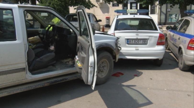 Британец блъсна две патрулки във Велико Търново