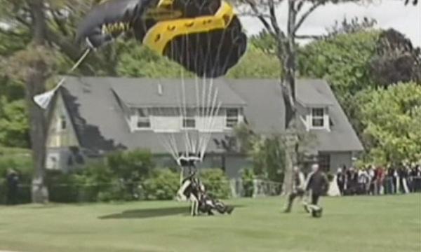 За 90-годишен юбилей - Буш - старши скочи с парашут