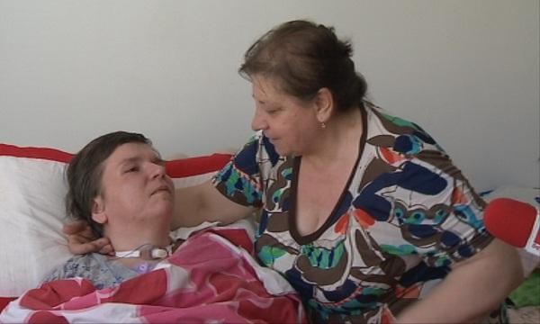 Жена се бори с будната кома на дъщеря си 3 години, без рехабилитация