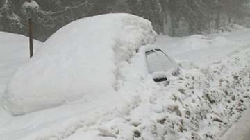 218 населени места остават без ток, до 130 - няма път
