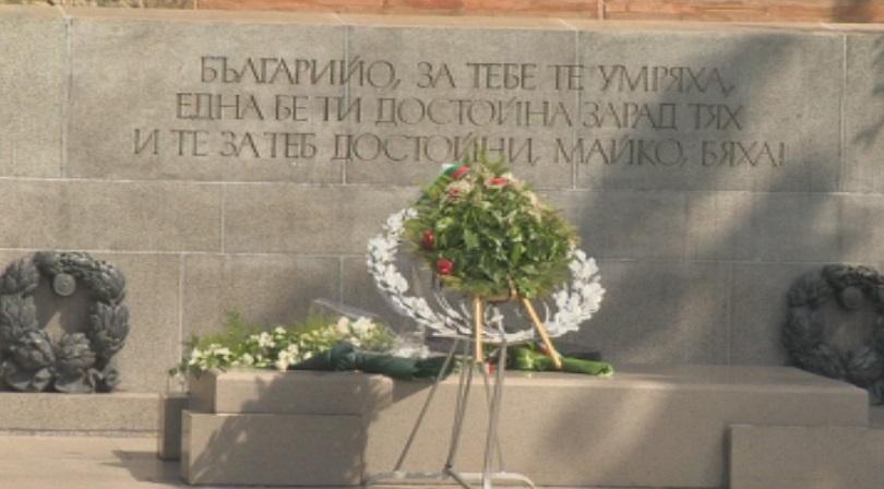 Цветя и шествия за 9-ти септември