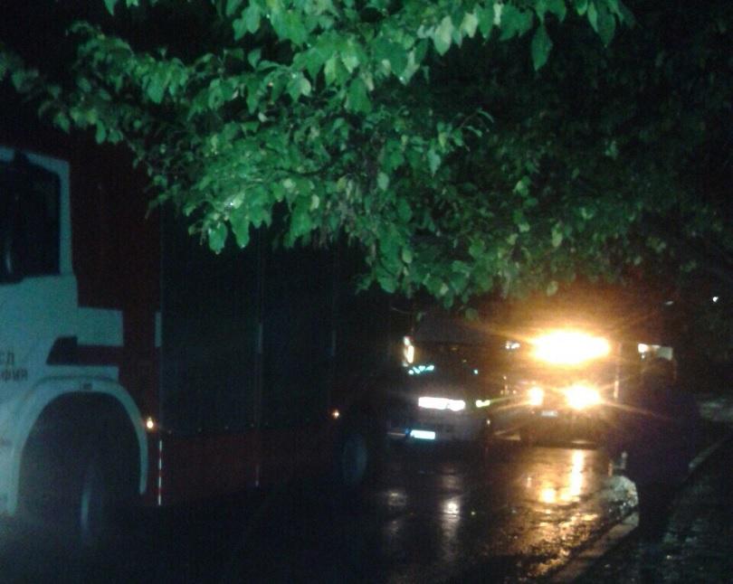 Евакуираха цял блок в София заради сигнал за напукана носеща стена (СНИМКИ)