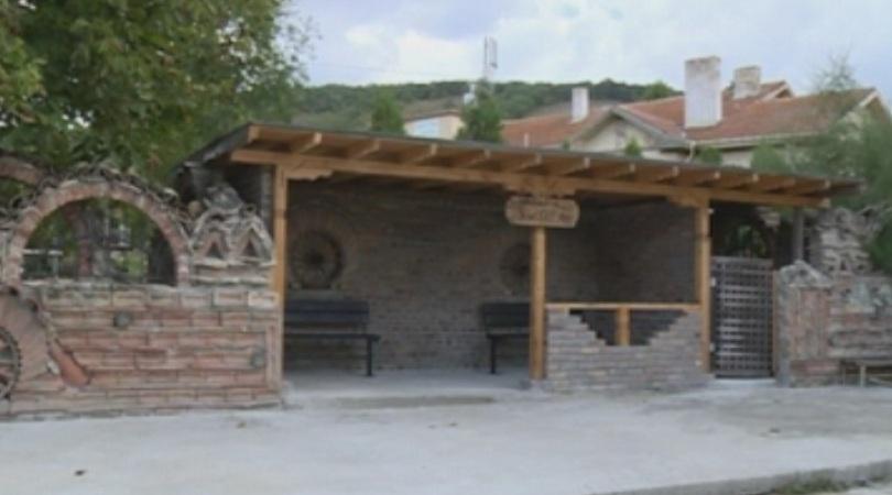 Автобусна спирка във възрожденски стил в село Кипра