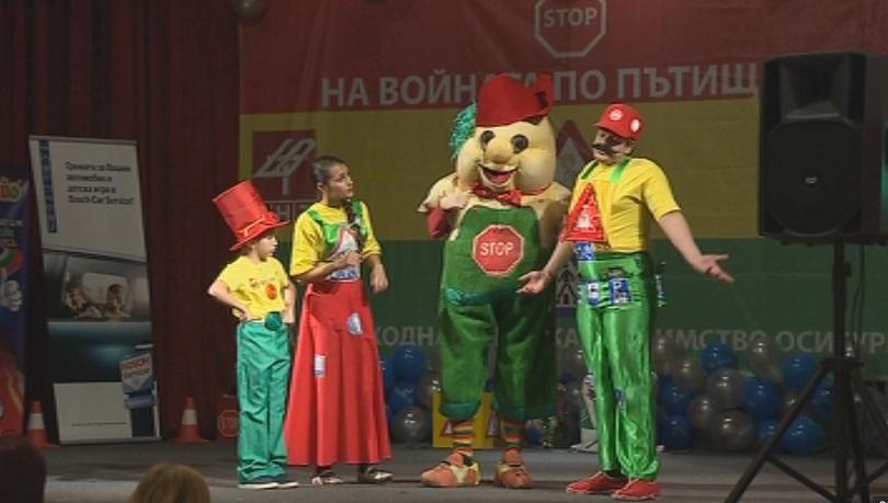 Коледно тържество на кампанията на БНТ Спри! Детето запази!