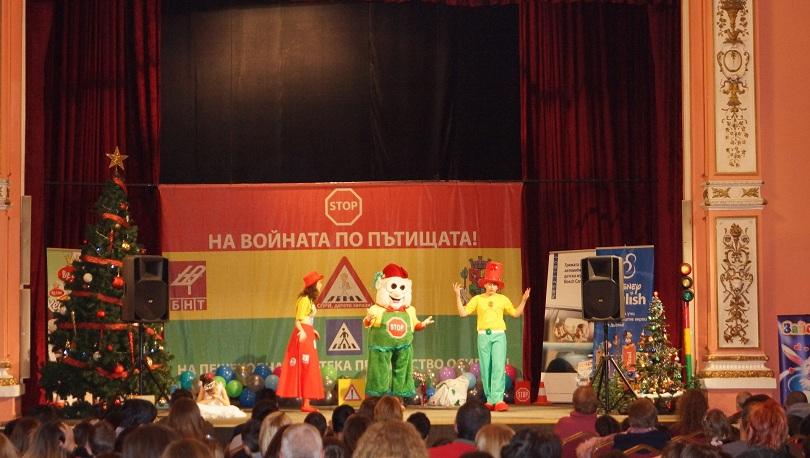 снимка 4 Кампанията на БНТ Спри, детето запази! с образователен празник за Коледа
