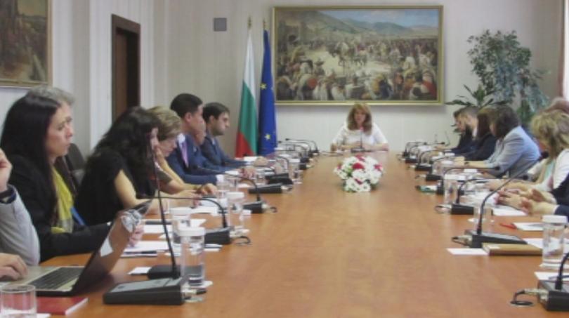 Вицепрезидентът Илияна Йотова предложи да отпадне изискването за издаване на