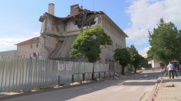 Един загина след срутване на стар хотел край Варна. Не е ясно колко са в неизвестност