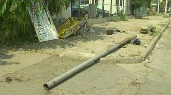 Камион събори стълб в Благоевград