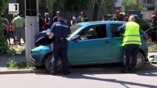 Двама души пострадаха при катастрофа в Казанлък
