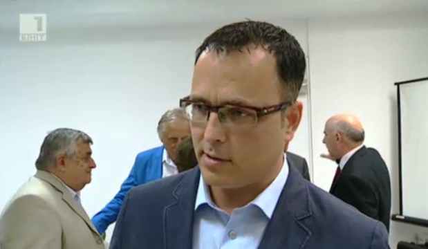 Шефът на комисията за финансов надзор дава на прокурор Дянков и Трайков