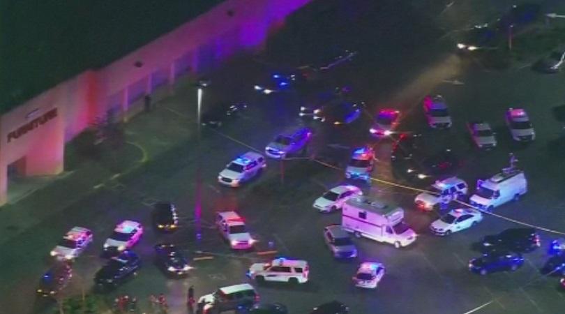 Четирима души бяха убити при стрелба в търговски център в САЩ