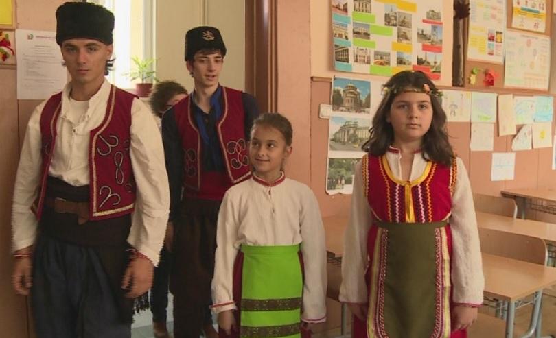 Ученици и учители в Стара Загора влязоха в клас с носии
