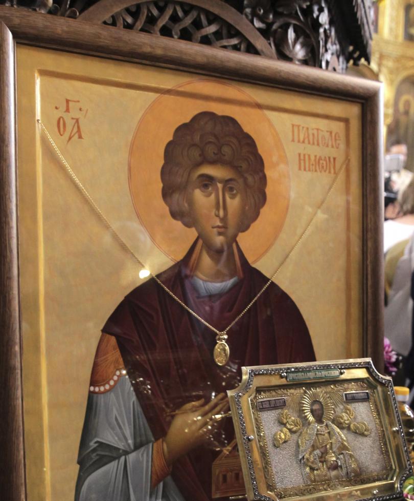 В църквата Св. Седмочисленици посрещнаха мощите на Св. Пантелеймон