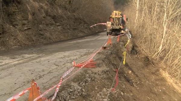 Разчистват свлачището край Елена