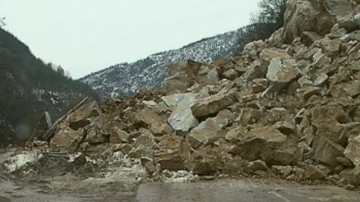 Пътят за Смолян остава затворен заради огромното свачище