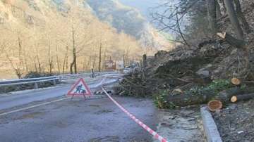 Голямо свлачище спря пътя за Пампорово