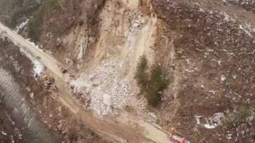 6000 тона земна маса оставят затворен пътя Пловдив - Смолян