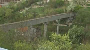 Свлачище застрашава канализационен колектор край Варна