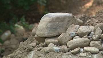 Скална маса се свлече близо до къщи в Горни Воден