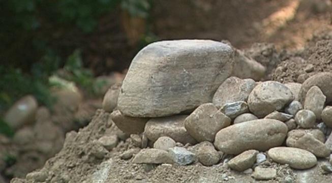 Скална маса се свлече близо до къщи в Горни Воден