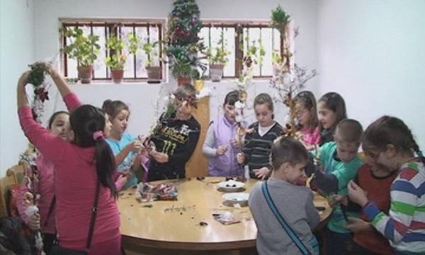 Деца майсторят сурвачки в Търговище