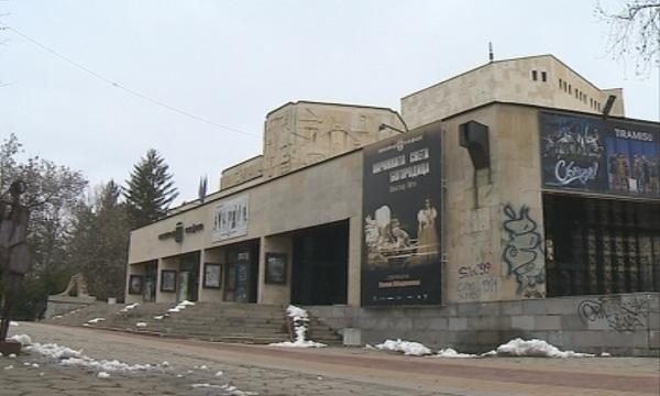 Необичайна покана за театър