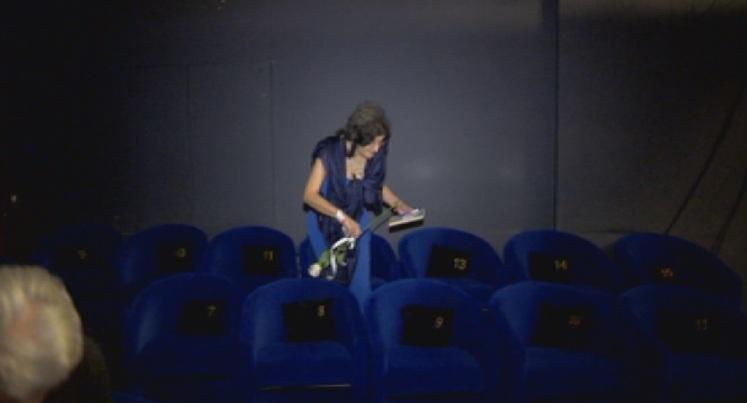 Жена със слухови проблеми учи наизуст постановки, за да ходи на театър