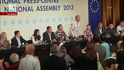 Протестиращи окупираха залата за пресконференции в НДК