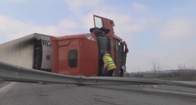 ТИР се обърна край Шумен
