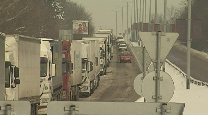 Опашката от ТИР-ове на Дунав мост