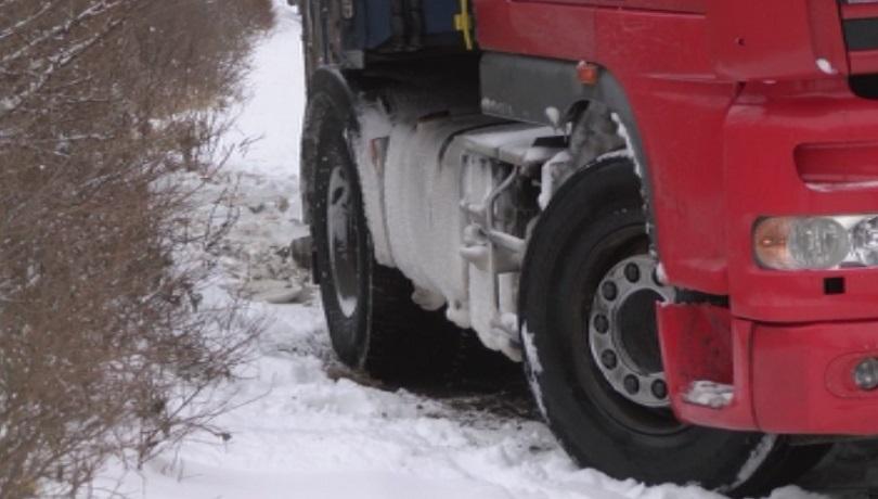 Над 10 часа тирове прекараха в снежен капан край Хасково