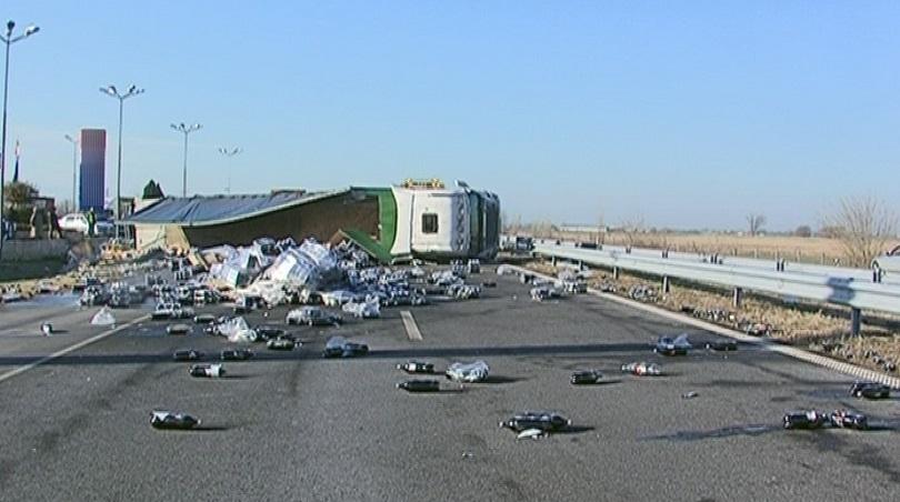 ТИР с безалкохолни напитки се преобърна на магистрала Тракия