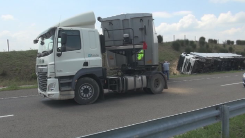 ТИР се обърна на магистрала Тракия