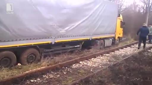Извадиха окончателно затъналия в калта ТИР край Равно поле, след репортаж на БНТ