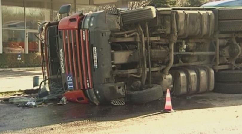 Румънски ТИР се преобърна край граничния пункт Дунав мост