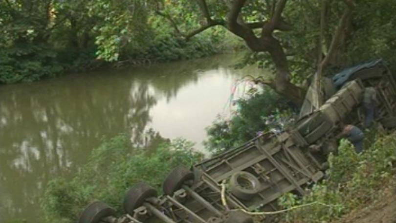 ​Извадиха ТИР-а, който падна сутринта в река Струма