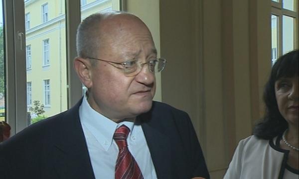 Скандал с просветния министър проф. Тодор Танев набира скорост в социалните мрежи