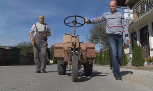  В село Поликраище подкараха тракторче с енергия от гравитацията