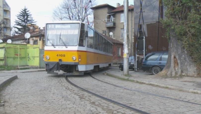 Опасна спирка на трамвай в близост до училище