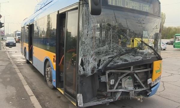 Кола блъсна тролей в София